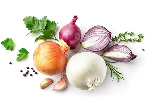 Listerine's reasons for bad breath - flatlay of onion and garlic bulbs